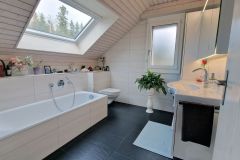 Extra restroom with bathtub - Main view