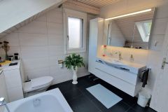 Extra restroom with bathtub - Reverse view